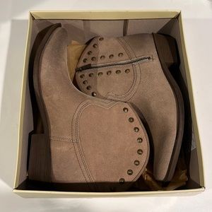 New never worn lucky brand tan suede short boots size 10